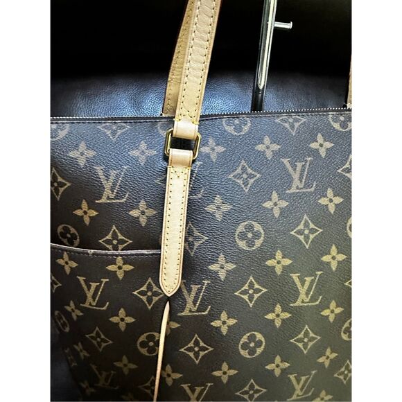 Louis Vuitton Totally MM Tote - Picture 3 of 14